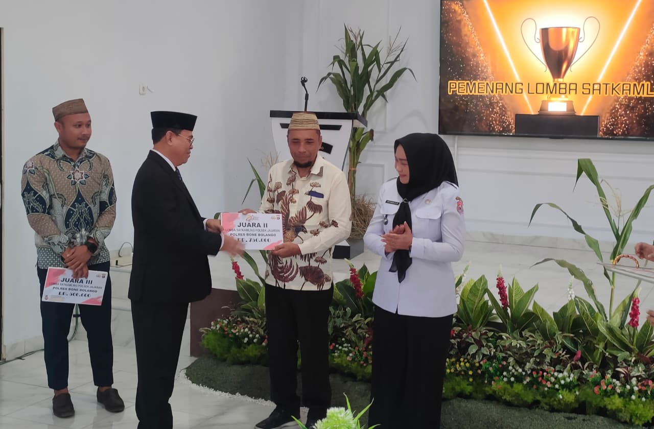 Poskamling Desa Talumopatu Raih Juara 2 Lomba Satkamling Pam Swakarsa, Sekda Bone Bolango Serahkan Penghargaan